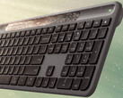 A Logitech venderá o Signature Slim Solar Plus apenas com o acabamento mostrado, pelo menos inicialmente. (Fonte da imagem: via Roland Quandt)
