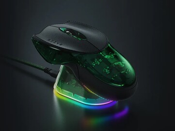 Razer Boomslang 20th Anniversary Edition na estação de carregamento Mouse Dock Pro. (Fonte da imagem: Razer)