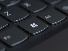 Close-up de um teclado preto de laptop com a tecla Windows em destaque