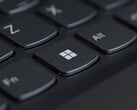 Close-up de um teclado preto de laptop com a tecla Windows em destaque