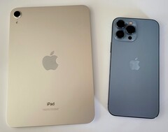 O iPad mini e o iPhone 13 Pro Max apresentam ambos um A15 Bionic SoC, mas diferem ligeiramente. (Imagem: Sanjiv Sathiah/Notebookcheck)