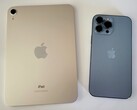 O iPad mini e o iPhone 13 Pro Max apresentam ambos um A15 Bionic SoC, mas diferem ligeiramente. (Imagem: Sanjiv Sathiah/Notebookcheck)