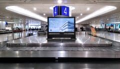 papel eletrônico de 75 polegadas no aeroporto.