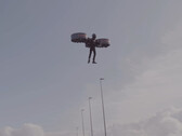 Uma pessoa pilotando o CopterPack3 (Fonte da imagem: CopterPack; captura de tela)