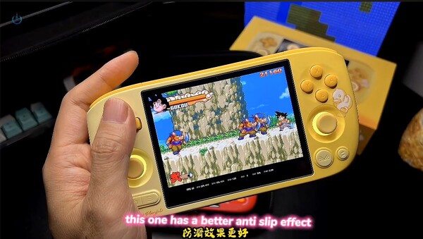 O Ayaneo Pocket Air Mini B.Duck Edition tem um design amarelo gradiente com botões e thumbsticks combinando.