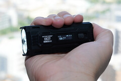 A nova lanterna EDC da Nitecore é fácil de segurar (Fonte da imagem: Andreas Sebayang/Notebookcheck.com)