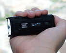 A nova lanterna EDC da Nitecore é fácil de segurar (Fonte da imagem: Andreas Sebayang/Notebookcheck.com)