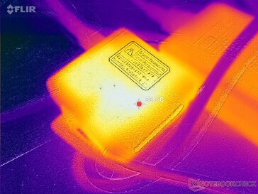 O adaptador CA atinge mais de 38 °C ao executar cargas exigentes