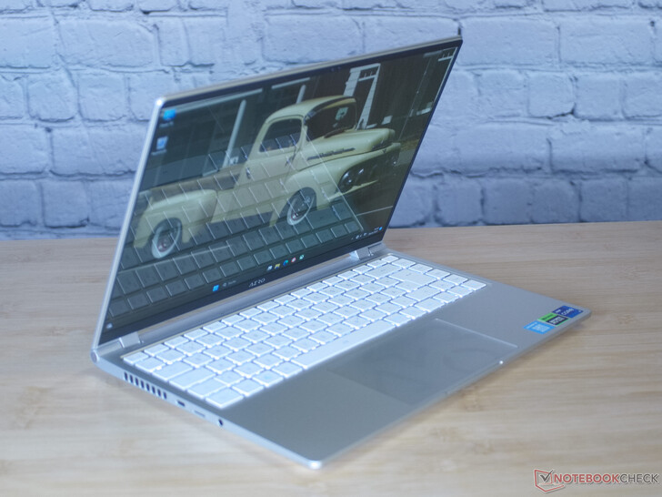 Reflexo do teclado do próprio laptop sob iluminação de estúdio e com 62% de brilho da tela