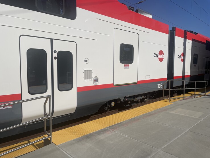 Característica especial do novo Stadler Kiss Caltrain: Há duas alturas de embarque para melhor acessibilidade (Fonte da imagem: Andreas Sebayang)