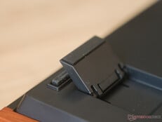 O Keychron K3 HE tem pés rebatíveis