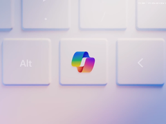 Uma tecla estilizada do Microsoft Copilot em um laptop.