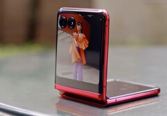 O sucessor do Motorola Razr 40 Ultra, na foto, deve ser lançado em breve. (Imagem: Motorola)