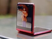 O sucessor do Motorola Razr 40 Ultra, na foto, deve ser lançado em breve. (Imagem: Motorola)