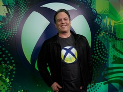 Phil Spencer, CEO da Microsoft Gaming, em frente ao cenário do Xbox (Fonte da imagem: Xbox Wire)