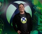 Phil Spencer, CEO da Microsoft Gaming, em frente ao cenário do Xbox (Fonte da imagem: Xbox Wire)