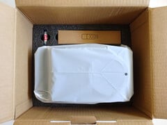 O projetor TCL C1 está protegido com espuma preta grossa de embalagem. (Fonte da imagem: Notebookcheck)