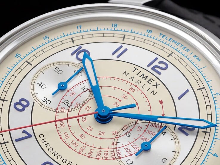 Close-up do cronógrafo Timex Marlin Neo Classic, mostrando suas escalas em camadas de telemetria e taquimetria e seus ponteiros luminosos.