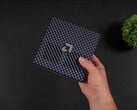 O mini PC AMD Ryzen AI Max+ 395 Strix Halo é mostrado rodando o SteamOS para comparações de desempenho em jogos