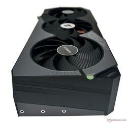 Projeto do ventilador inspirado em barbatanas de tubarão na Aorus GeForce RTX 4070 Ti Master