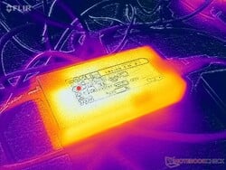 O adaptador CA atinge mais de 35 °C ao operar cargas exigentes
