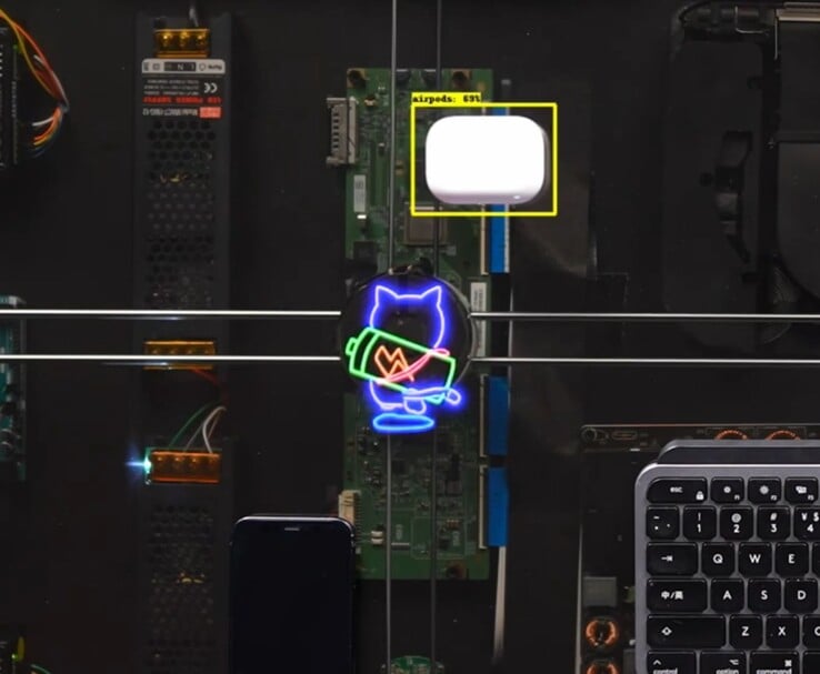 A base de carregamento AirPower da HTX Studio carregando os AirPods enquanto o gato animado acompanha a bobina de carregamento.