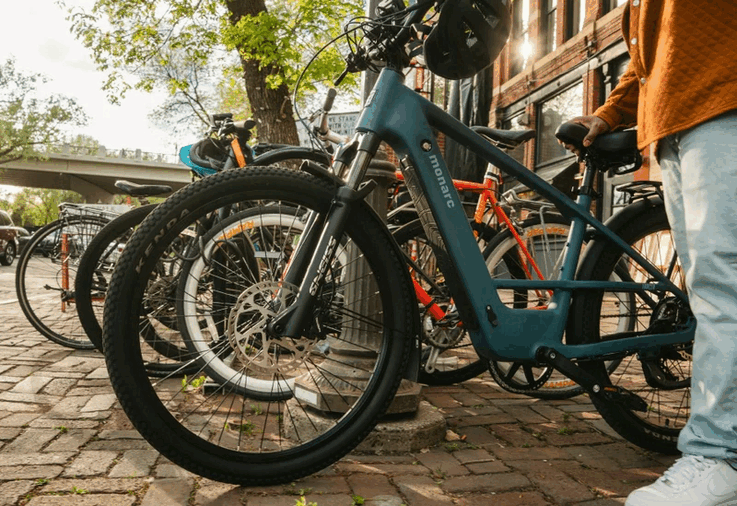 A bicicleta elétrica Monarc Tracer está disponível na versão com quadro de entrada alta