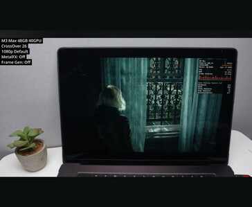 Resident Evil Requiem em execução no MacBook Pro M3 Max via CrossOver 26 com configurações padrão de 1080p, mostrando cerca de 73 FPS em uma cena interna.