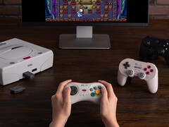 a 8BitDo decidiu comemorar o 30º aniversário do Sega Saturn com dois novos produtos. (Fonte da imagem: 8BitDo)