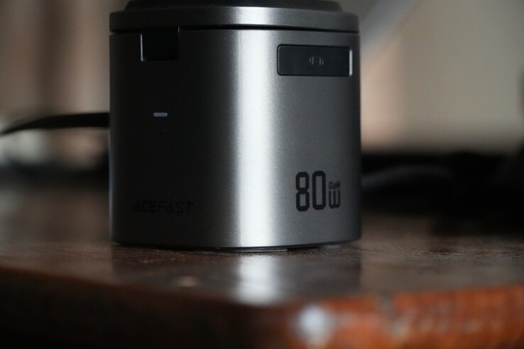 A estação de carregamento AceFast 6 em 1 de 80 W vem com um formato compacto