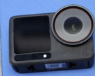 Um protótipo do DJI Osmo Action 6 visto de frente. (Fonte da imagem: FCC)