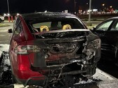Veículos danificados em uma concessionária Tesla de Salem. Suspeito de incêndio criminoso preso (Fonte da imagem: Departamento de Polícia de Salem)