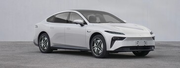 Vista lateral do sedã Dongfengs eπ 007 com quatro motores de cubo (Fonte da imagem: MIIT)