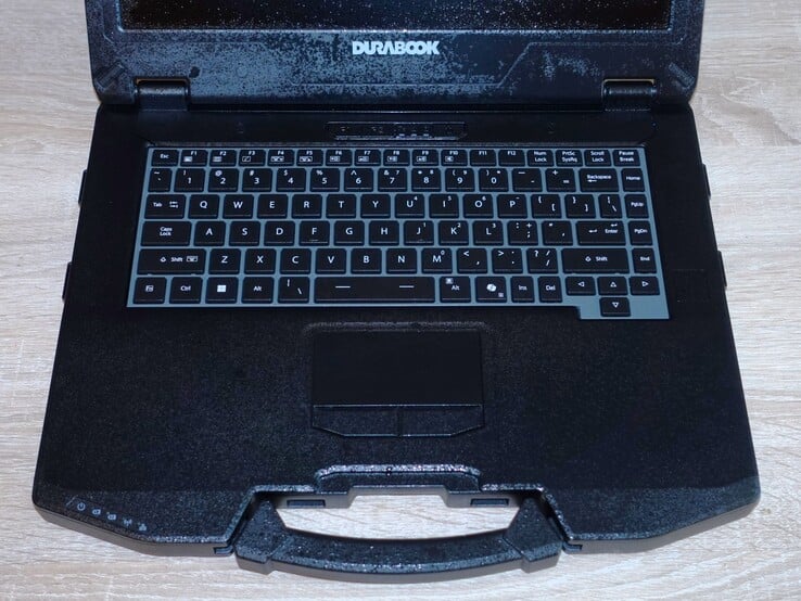 O touchpad e o teclado são resistentes à umidade ou a respingos de água