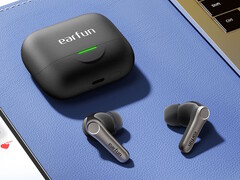 Os fones de ouvido sem fio EarFun Air Pro 4 Plus com dois drivers vêm com redução de ruído AI de 6 microfones, áudio de alta resolução e autonomia de 36 horas. (Fonte da imagem: EarFun)