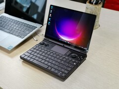 O GPD Win Max 2 tem um teclado retroiluminado, um trackpad e botões controladores. (Fonte da imagem: GPD)