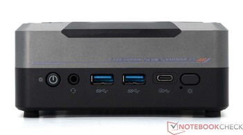 Frontal: Botão liga/desliga, conector de áudio de 3,5 mm, 2x USB 3.2 Gen 2, USB4, controle RGB