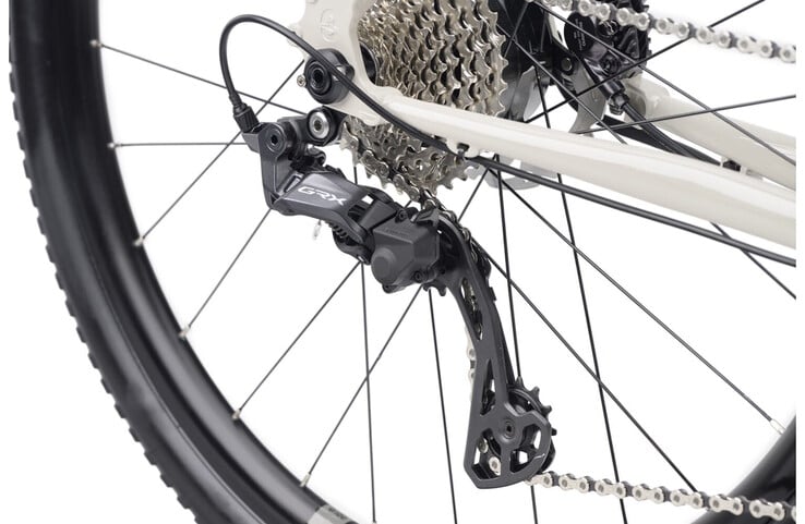 Utiliza-se um motor no cubo
