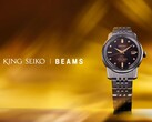 O relógio King Seiko x Beams SDKA025, retratado em um fundo amarelo-laranja estilizado. (Fonte da imagem: PR Times JP)
