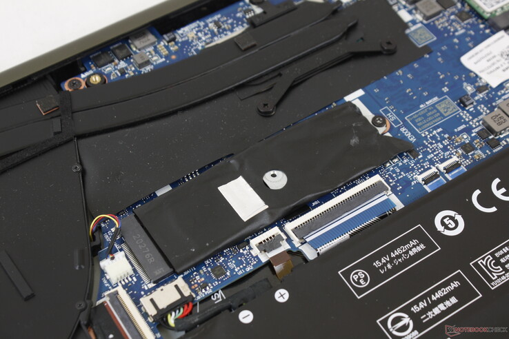 O slot M.2 suporta 2242 e 2280 NVMe SSDs. Não há opções secundárias