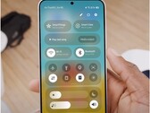 Os controles deslizantes de volume e brilho trocaram de lugar no One UI 7 Beta 2 (Fonte da imagem: Tarun Vats via X)