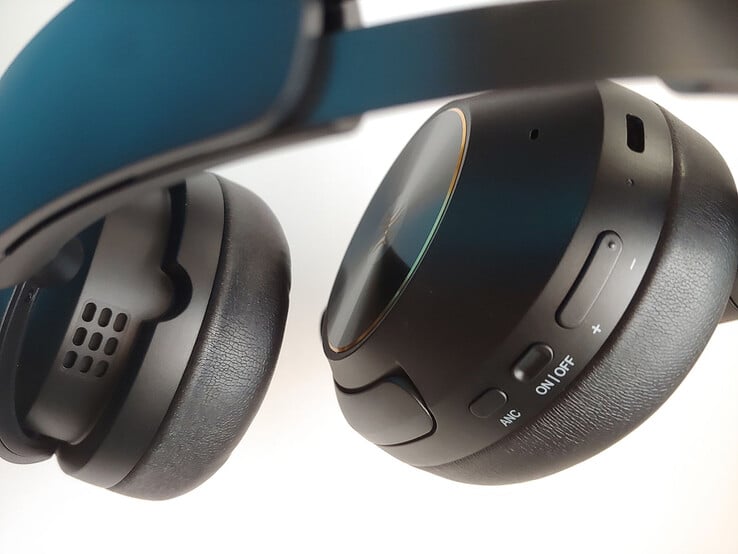 Os fones de ouvido ventilados liberam calor e umidade, mas também um pouco de som, o que significa que essas latas não criarão graves estridentes. (Fonte da imagem: Notebookcheck)