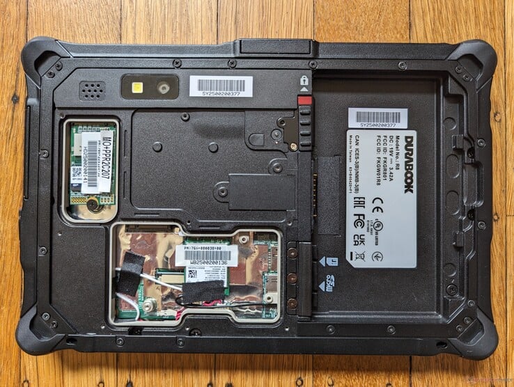 O SSD M.2 2242, o slot WAN e o módulo WLAN são facilmente acessíveis por meio de uma placa removível na parte traseira