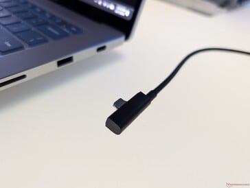Imagem aproximada do cabo USB-C magnético. Observe o conector ligeiramente mais espesso, que é incompatível com a maioria das outras portas USB-C