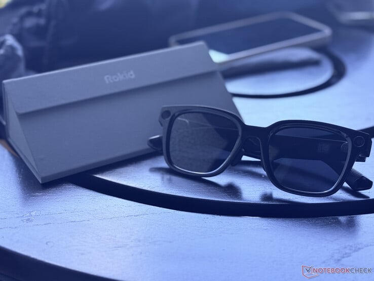Os óculos Rokid AI Glasses Style ao lado de seu estojo de transporte dobrável
