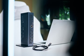 Orientação versátil: O Aorus AI Box pode ser posicionado na vertical para economizar espaço na mesa, facilitando o acesso às portas Thunderbolt 5 traseiras, à porta HDMI 2.1, às três portas DisplayPort e à tomada Ethernet