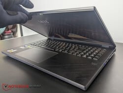 Desse ângulo, o laptop fecha automaticamente - muito cedo, em nossa opinião