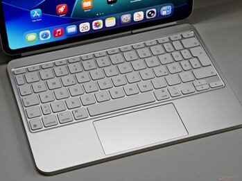 Combinado com o teclado e o trackpad, o iPad Pro quase se torna um MacBook. (fonte da imagem: Notebookcheck)