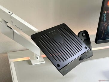 O suporte para laptop requer um braço de monitor adicional.