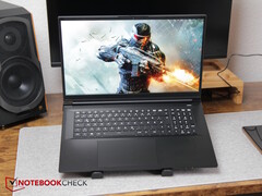 XMG Apex 17 em uma mesa